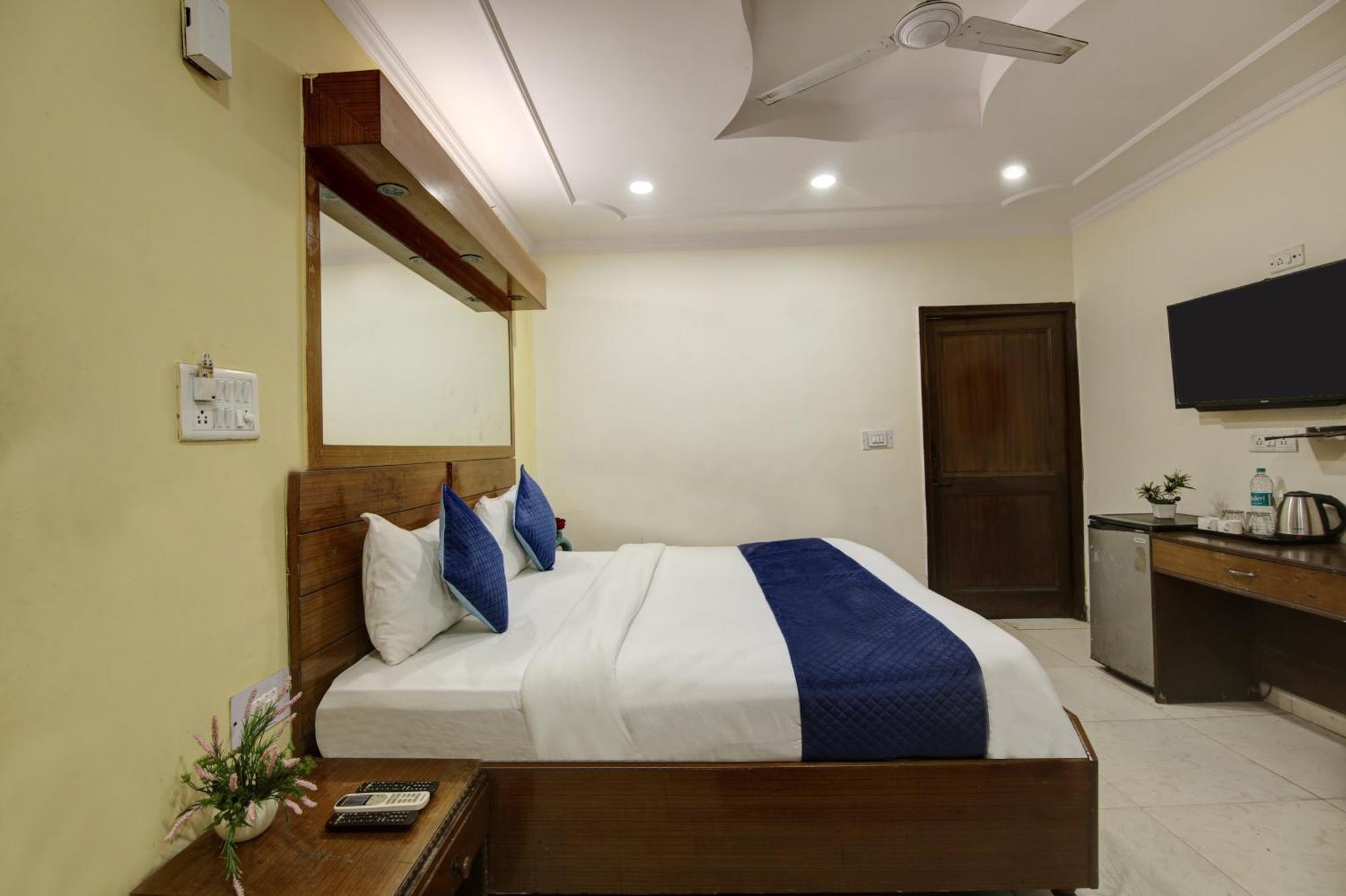 Hotel The Eden Park Noida Esterno foto