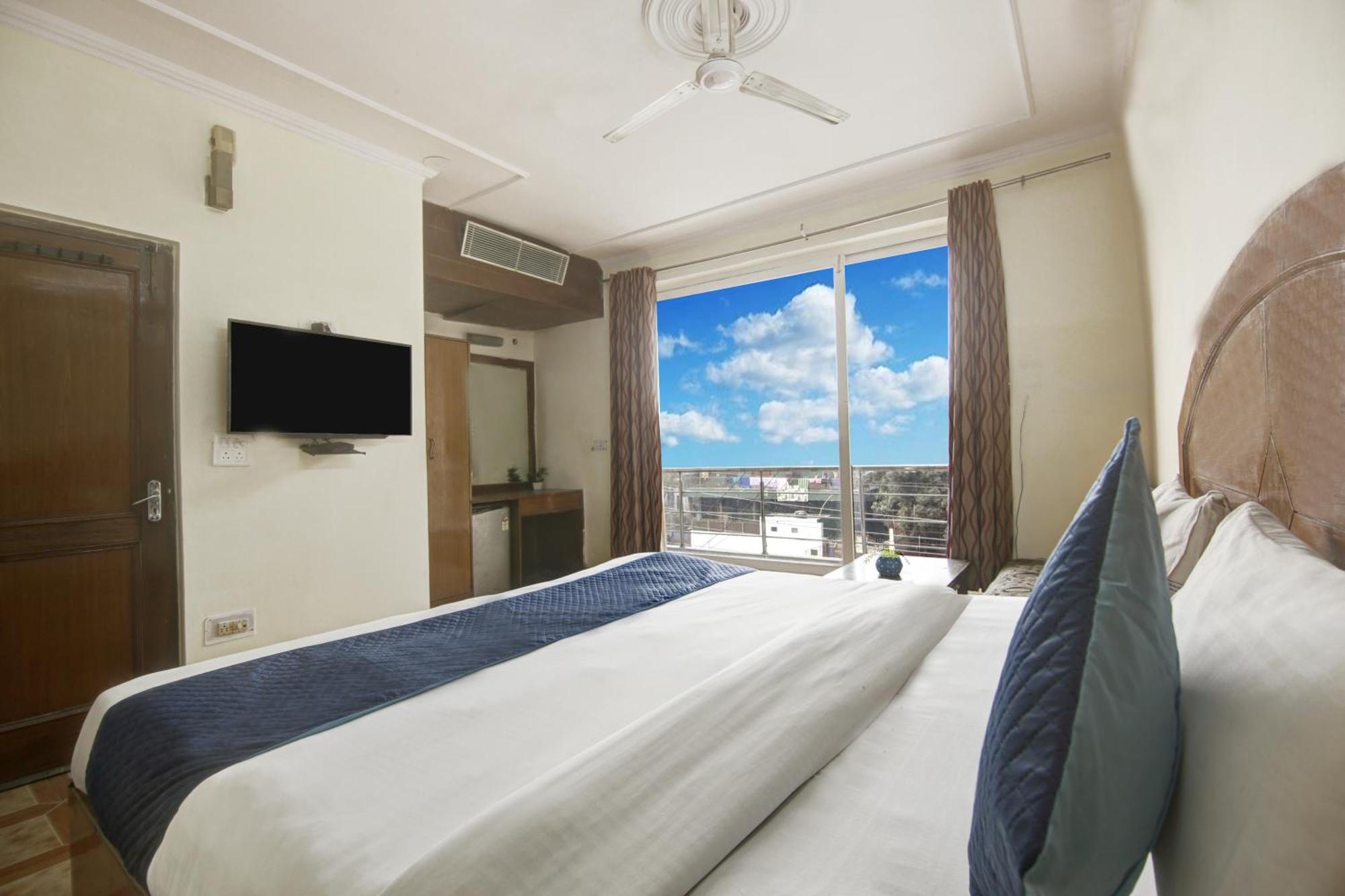 Hotel The Eden Park Noida Esterno foto