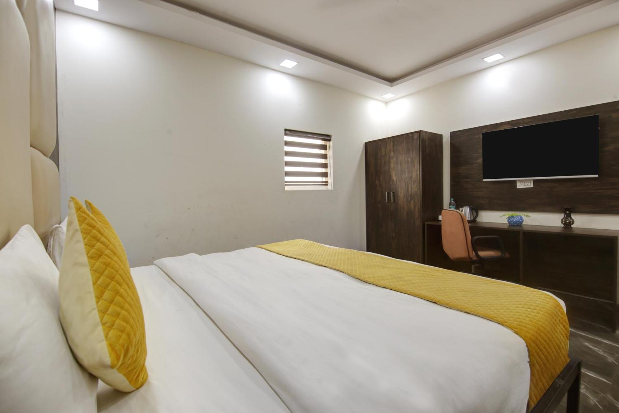 Hotel The Eden Park Noida Esterno foto